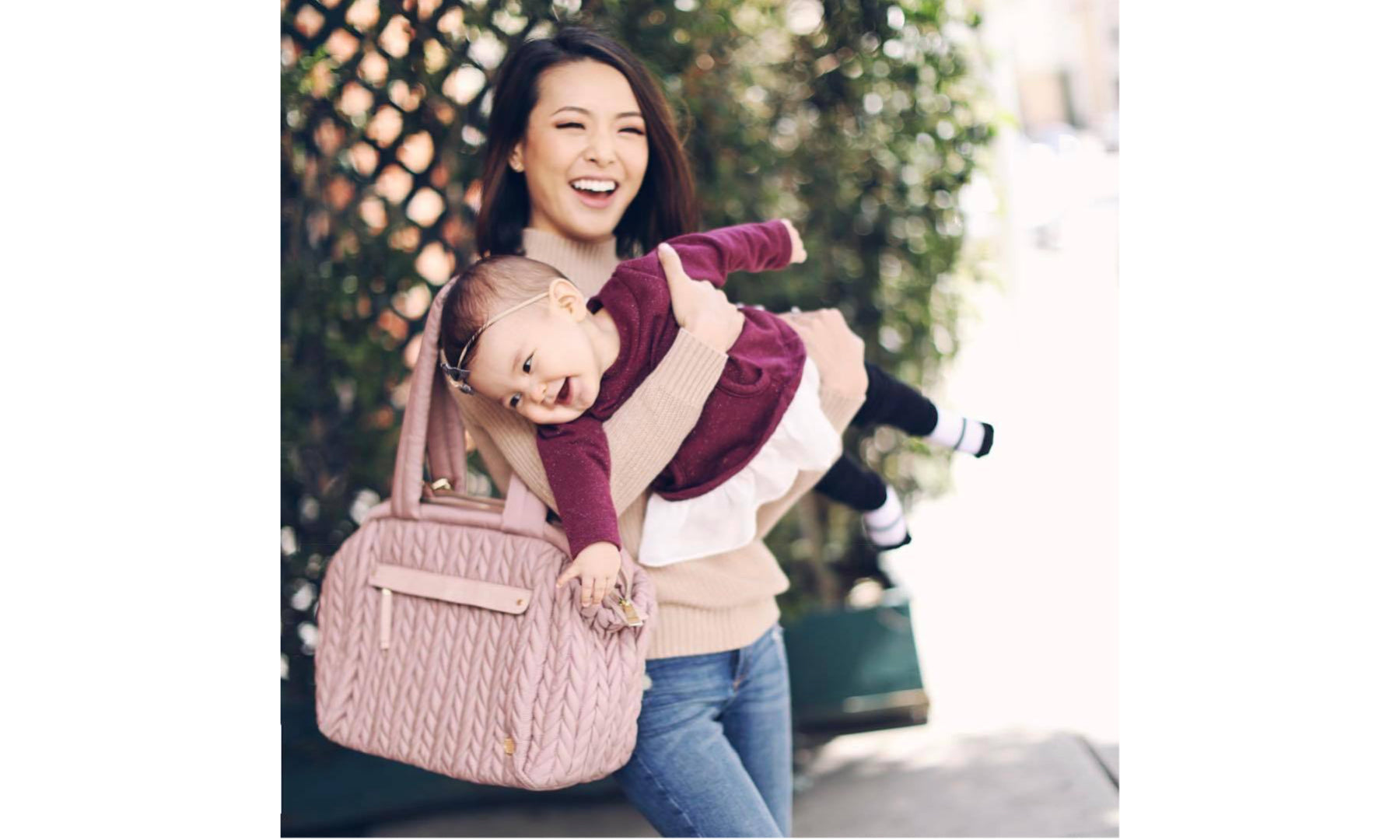 Jen with her HAPP Paige Carryall in Dusty Rose, laughing with her son.